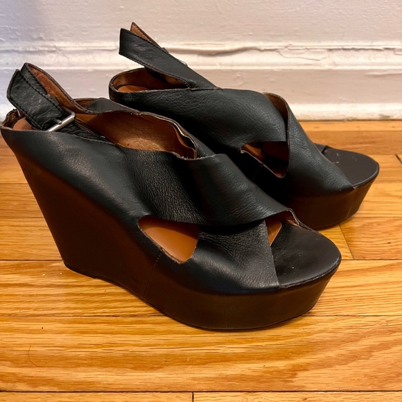 Dolce Vita Black Platform Sandals - Picture 1 of 6